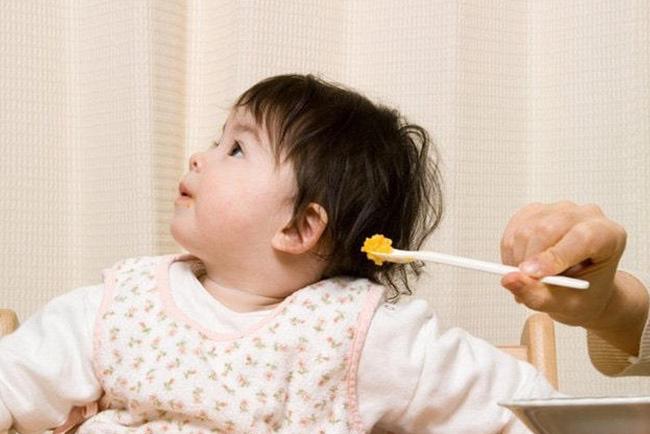 Trẻ 1 tuổi biếng ăn, khó tăng cân – Mách mẹ 6 cách hiệu quả